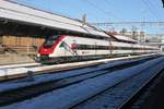 An einem schönen Wintertag steht der ICN RABDe 500 027  Henri Dunant  abgestellt im Bahnhof St.