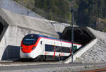 Am Nordportal des Gotthard-Basistunnels (GBT) konnte am Ostermontag, 18.04.2022, der abwechslungsreiche Reiseverkehr aus bunten Extrazügen, hier ein RABe 501 „Giruno“, mit der Kamera
