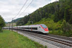 RABe 501 021-6 Giruno fährt Richtung Bahnhof Tecknau. Die Aufnahme stammt vom 28.08.2022.