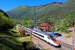 An der alten Ceneri-Strecke Bellinzona-Lugano in Mezzovico (wird bald durch einen Basistunnel ersetzt): Die beiden Züge SBB 503 005 und 013 fahren Richtung Milano.