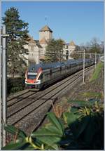 Der SBB RABe 511 113, als RE 18430 von St-Maurice nach Annemasse unterwegs, fährt beim Château de Chillon vorbei.