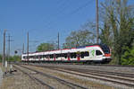 RABe 521 023, auf der S1, hat den Bahnhof Kaiseraugst verlassen und fährt Richtung Rheinfelden.