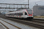 RABe 521 020, auf der S26, durchfährt am 27.02.2023 den Bahnhof Rupperswil.