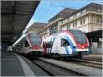 Der  normale  Flirt RABe 523 016 als S 3 nach Villeneuve und der Léman Express RABe 522 221 in Lausanne.