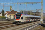 RABe 523 045, auf der S26, durchfährt den Bahnhof Rupperswil. Die Aufnahme stammt vom 07.02.2022.