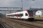 RABe 523 045, auf der S26, durchfährt den Bahnhof Rupperswil. Die Aufnahme stammt vom 04.02.2022.
