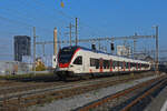 RABe 523 039, auf der S3, verlässt am 08.12.2022 den Bahnhof Pratteln.