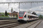 RABe 523 056, auf der S26, durchfährt am 12.05.2023 den Bahnhof Rupperswil.