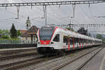 RABe 523 038, auf der S26, durchfährt am 12.05.2023 den Bahnhof Rupperswil.