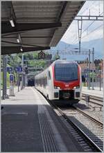Der SBB RABe 523 302 REV erreicht als S10 nach Biasca den Bahnhof von Bellinzona.