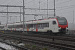 RABe 523 506-9 Mouette durchfährt am 15.12.2022 den Bahnhof Muttenz.
