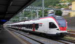 Der Trennord ETR 524 019 als S10 und verlässt den Bahnhof von Bellinzona und fährt in Richtung Mendrisio(CH).
Aufgenommen vom Bahnsteig 3 in Bellinzona(CH).
Am Abend vom 28.7.2019. 