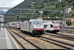 186 905-6 der Cargologic AG, eingestellt bei und vermietet an die Crossrail Benelux NV, als Lokzug kommt im Bahnhof Bellinzona (CH) neben RABe 524 006  Valli del Luinese  (Stadler FLIRT) der TILO SA