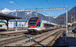 TILO RABe 524 015 als S10 Bellinzona - Como S. Giovanni am 31. Januar 2021 bei der Einfahrt in Giubiasco. Der Triebzug trägt eine Werbung für den neuen Ceneri-Basistunnel, welcher von der S10 allerdings erst ab dem 5. April 2021 benutzt wird.