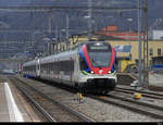 SBB - Triebzüge RABe 524 009 und RABe 524 108 bei der einfahrt im Bahnhof von Giubiasco am 12.02.2021