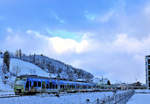 Wintermorgen in Wabern bei Bern: Zwei BLS NINA-Triebzüge, der hintere ist NINA 15 mit Werbung für den Gurten, den Berner Hausberg.
