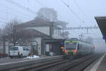 Nebliger Morgen am Bahnhof Murten: BLS NINA 525 003 als S5 der S-Bahn Bern (Murten/Neuchâtel - Kerzers - Bern). 14.Dezember 2021 