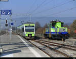 BLS - Regio von Neuchatel bei der einfahrt im Bahnhof Ins mit dem Triebzug  RABe 525 003 am 20.03.2022