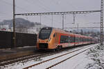 RABe 526 214 Traverso der SOB durchfährt am 12.12.2022 den Bahnhof Gelterkinden.