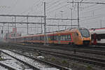 RABe 526 118 Traverso der SOB durchfährt am 15.12.2022 den Bahnhof Muttenz.