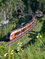 Gotthard-Bahntage: Ein RABe 526 Traverso der SOB fährt aus dem Wattinger Kehrtunnel bei Wassen die St. Gotthard-Nordrampe hinunter. 18.09.2021