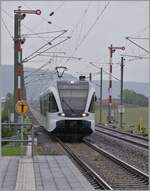 Der SBB /THURBO RABe 526 735-6 (94 85 7526 735-6 CH-THB) erreicht auf der Fahrt von Schaffhausen nach Erzingen (Baden) den Bahnhof Wilchingen Hallau; dort stehen zu meiner Freude noch Formsignale,