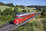RAe 4/8 1021  roter Pfeil Churchill  ist bei Hornussen AG in Richtung Luzern unterwegs, aufgenommen am Morgen des 11.06.2022.
