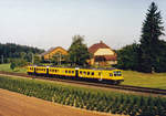 Ausserhalb der heimischen Gleisen unterwegs.
Train des Vignes mit RBDe 560 131 in Wyssenried bei Bützberg im Juli 1998.
Nach dem Bau der Neubaustrecke wurde dieser Streckenabschnitt zurückgebaut.
Foto: Walter Ruetsch 