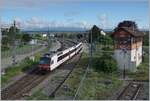 Der aus Lausanne kommende RBDe 540 Domino Zug erreicht sein Ziel Kerzers im BN-Teil, weil die Geleise im Bahnhofteil Lyss - Murten (planmässig) von zwei sich dort kreuzenden BLS Zügen Lyss -