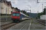 Nach einem kurzen Halt verlässt der RE 18123 von Frasne nach Neuchâtel den vor einigen Jahren umgebauten Bahnhof von Travers.