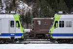 Zwei RBDe stehen Schnauze an Schnauze im Bahnhof Kandersteg.