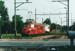 OeBB: RBe 2/4 202 (ehemals SBB) mit seltener Anhängelast bei Oensingen im Juli 1989.