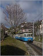 Der MOB ABDe 8/8 4001 SUISSE ist bei der Haltestelle Vuarennes oberhalb von Montreux im Regionalzugverkehr Chernex - Montereux unterwegs.
