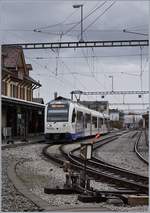 In Châtel St-Denis wartet der TPF SURF Be 2/4 106, B und ABe 2/4 106 als Regionalzug S50 14826 nach Montbovon auf die Abfahrt.
