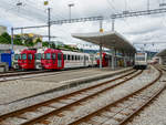 Mehrere Schmalspur-Triebzüge der tpf in Bulle, 15.06.2019.