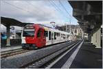 Der TPF SURF ABe 2/4 - B -Be 2/4 102  SudExpess  erreicht als S50 von Bulle kommend den neuen Bahnhof von Châtel-St-Denis.