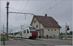 Der TPF SURF Be 2/4 - B - ABe 2/4 101 auf dem Weg als S50 nach Bulle hat den Bahnhof von Le Verrerie erreicht.