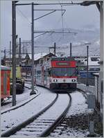 Seit Dezember 2010 fahren die Züge von und nach Innertkirchen in Meiringen ab dem Gleis 13 . Im Bahnhof steht der ehemalige CEV MVR GTW Be 2/6 7004  Montreux , der nun nun bei der Zentralbahn und somit quasi bei der SBB als Be 125 013 (90 85 847 0013-6) im Einsatz ist. 

17. März 2021