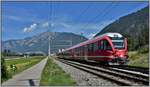 S2 1563 mit ABe 4/16 nach Thusis in Felsberg, mit dem Montalin 2266m im Hintergrund.
