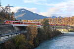 ABe 4/16 ·RhB· an der Brücke über den Rhein in Richtung Reichenau-Tamins  im Gegenverkehr mit einer unbekannten Ge 4/4 II am 20. November 2023.