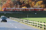 ABe 4/16 ·RhB· an der Brücke über die Bundesstrasse 13  in Richtung  Reichenau-Tamins am 20. November 2023.