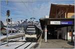 Der MOB Alpina Be 4/4 9201 wartet mit dem  Belle Epoque  RE 2214 nach Zweisimmen in Gstaad auf die Weiterfahrt.