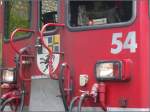Anhand des Klebers auf seiner Tasche, outet sich der Lokf�hrer von ABe 4/4 54  Hakone  als Sch�tze des Swiss Team. (13.06.2007)
