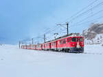 Die RhB ABe 4/4 III 54 & 56 bespannten am 14.02.2026 den Zustazzug von St.Moritz nach Tirano hier bei Bernina Lagalb