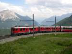 Hier ein Bernina Express nach Chur, bei der Einfahrt am 24.7.2009 in die Station Alp Gr�m.