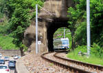 Der Regionalzug von Camedo nach Locarno durchfährt in wenigen Sekunden den kurzen Tunnel zwischen Ponte Brolla und Solduno S. Martino. Locarno, 29.7.2023
