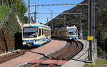 Triebzug 54 trifft Triebzug 53: Kreuzung der beiden Regionalzüge zwischen Locarno und Camedo in Corcapolo in der Nachmittagssonne.