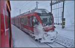 Gezeichnet von den Schneeverwehungen am Berninapass kreuzt uns in Bernina lagalb R1644 mit ABe 8/12 3502.