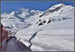 Die Schneehöhe auf der Alp Bondo unterhalb vom Piz d`Arlas 3357m ist noch beträchtlich als R4621 mit ABe 8/12 3508 Richtung Ospizio Bernina fährt.