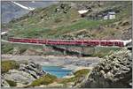 R1625 mit ABe 8/12 3513 auf der Brücke am See bei Ospizio Bernina 2253m.